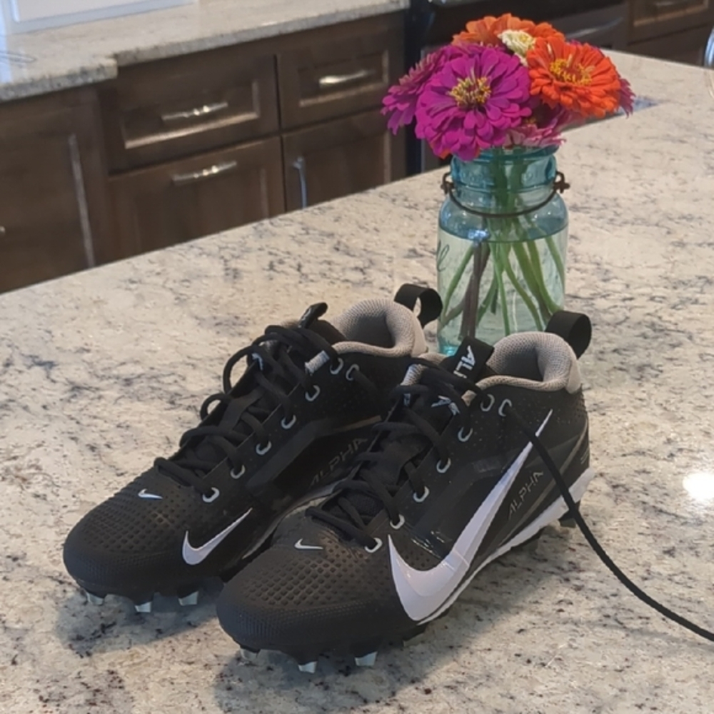 Nike Alpha Menace 4 Football Cleats